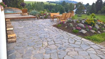 Jak se zbavit plevele v chodníku a mezi dlažbou z břidlice?