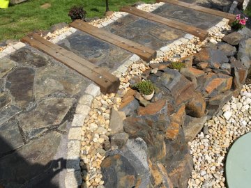 10 originálních nápadů, jak využít břidlicové šlapáky na zahradě