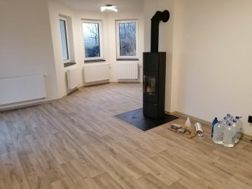 Deska pod kamna v interiéru rodinného domu